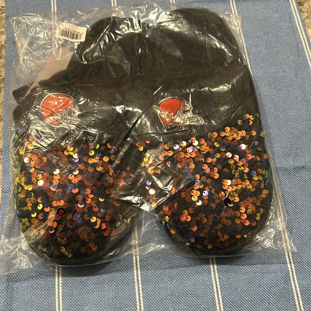 FOCO Women's Cleveland Browns NFL Team Logo Ladies Sequin Fashion Slippers - Picture 7 of 7